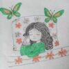 Une page intérieure du livret 3 - Un sacré caractère. Une petite fille souriante qui dort paisiblement, la tête sur l'oreiller