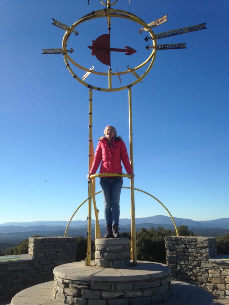 une girouette sous le ciel bleu
