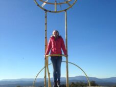 une girouette sous le ciel bleu