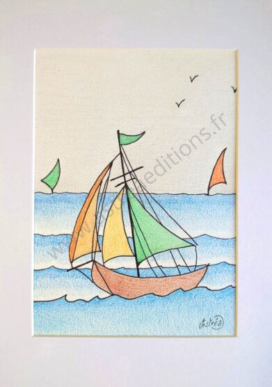 Dessin au crayon représentant un voilier en premier plan, détaillé aux couleurs vertes et oranges, naviguant sur la mer, avec deux petits voiliers à l'horizon.
