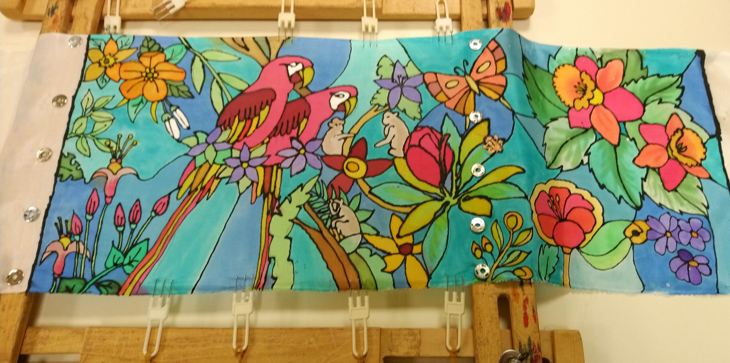 peinture sur soie composition représenatnt deux perroquets dans la jungle avec des singes, des papillons et des fleurs colorées