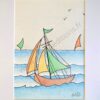 Dessin au crayon représentant un voilier en premier plan, détaillé aux couleurs vertes et oranges, naviguant sur la mer, avec deux petits voiliers à l'horizon.