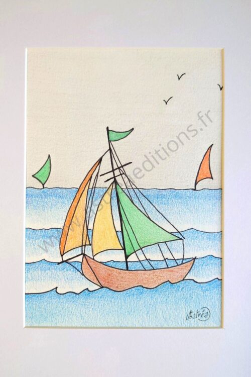 Dessin au crayon représentant un voilier en premier plan, détaillé aux couleurs vertes et oranges, naviguant sur la mer, avec deux petits voiliers à l'horizon.
