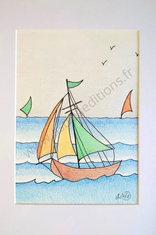 Dessin au crayon représentant un voilier en premier plan, détaillé aux couleurs vertes et oranges, naviguant sur la mer, avec deux petits voiliers à l'horizon.