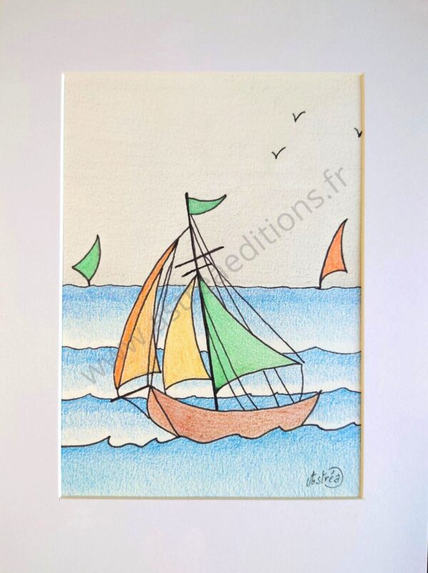 Dessin au crayon représentant un voilier en premier plan, détaillé aux couleurs vertes et oranges, naviguant sur la mer, avec deux petits voiliers à l'horizon.
